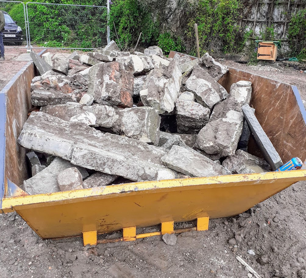 8-yard Builders Skips in the Central and Greater Glasgow areas, click here and book an 8-yard skip online in Glasgow